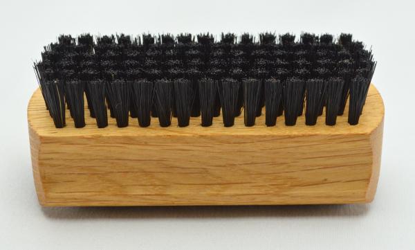 Handwaschbürste und Nagelbürste Buchenholz mit Griffmulde. 6 und 4 Reihen schwarze Naturborsten. Handwaschbürste und Nagelbürste Buchenholz mit Griffmulde. 6 und 4 Reihen schwarze Naturborsten.